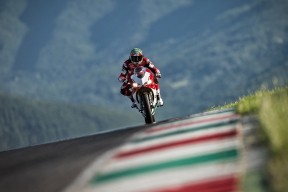 开云APP-卡马文加末节接管比赛，沙特横扫智利，体育如何重塑世界想象？